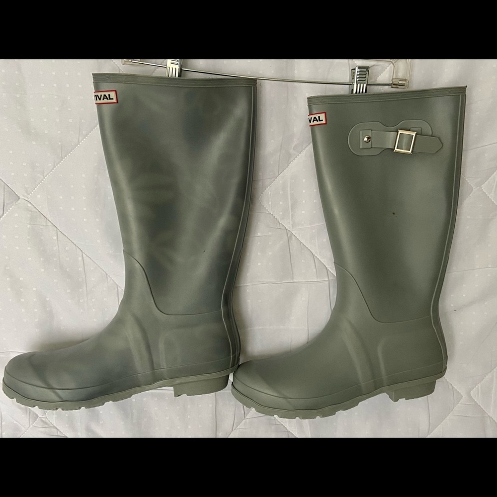 New Without Tags Mens Gray Festival Rubber Rain Boots Size 8- MAKE AN OFFER!!